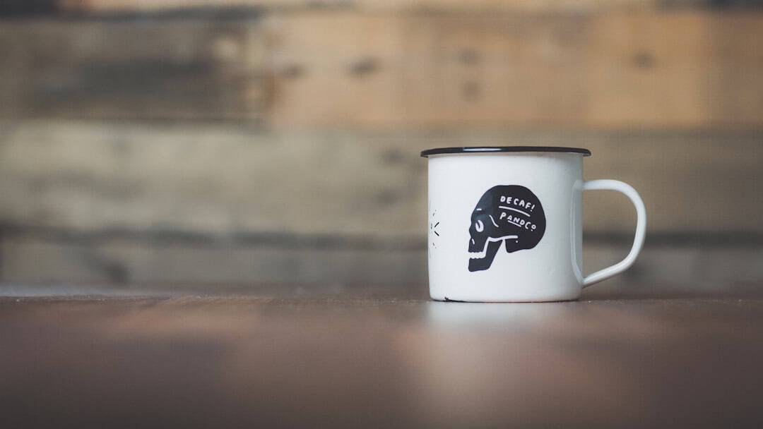 Adenosin-Molekül und Kaffee: Warum Sie abends müde werden