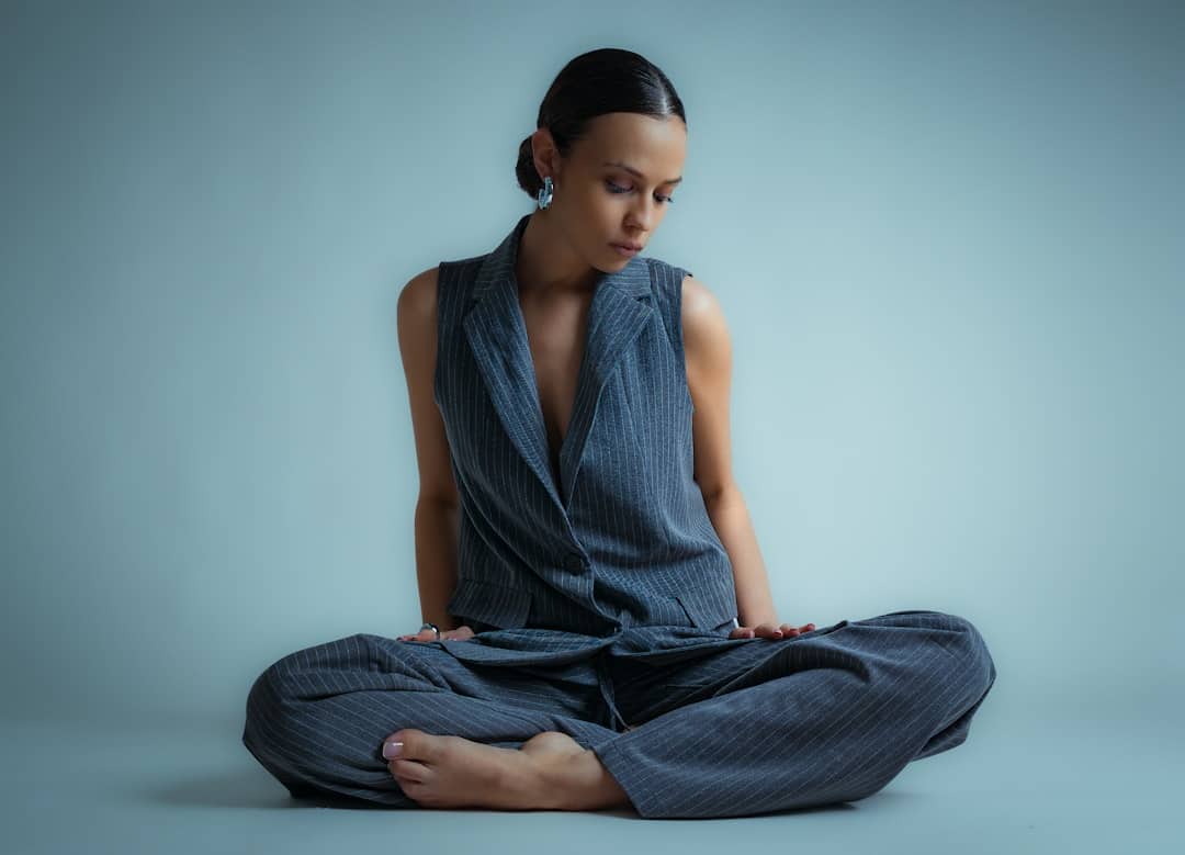 Frau liegt entspannt auf dem Rücken während einer 20-minütigen NSDR-Yoga-Nidra-Praxis