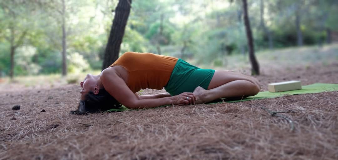 Person in Rückenlage praktiziert NSDR / Yoga Nidra zur tiefen Erholung und besserem Schlaf