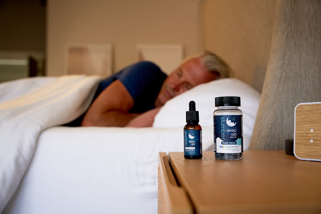 Person beim Schlaf-Biohacking mit Tracker und natürlichem Morgenlicht im Schlafzimmer