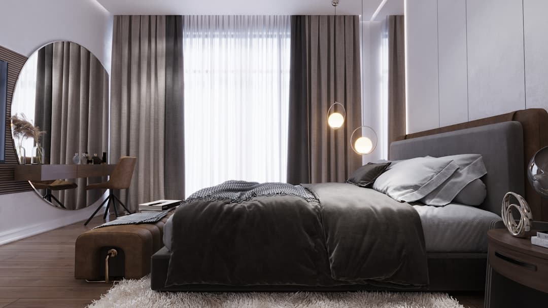 Optimiertes Schlafzimmer mit Verdunklungsvorhängen und Königsbett – perfekte Schlafumgebung