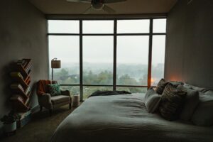 Chronotyp Morgenmensch Abendmensch mit hellem Schlafzimmer
