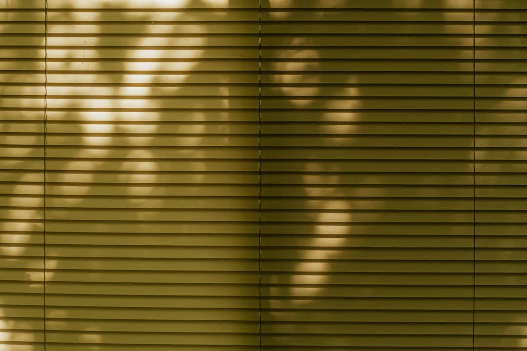 Morgenroutine Schlaf verbessern mit Tageslicht am offenen Fenster
