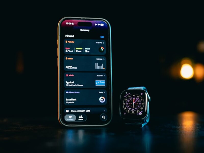 Schlaf Tracker Test mit Smartwatch auf Nachttisch