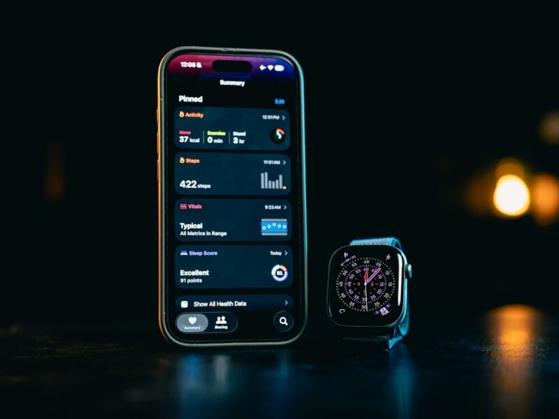 Schlaf Tracker Test mit Smartwatch auf Nachttisch