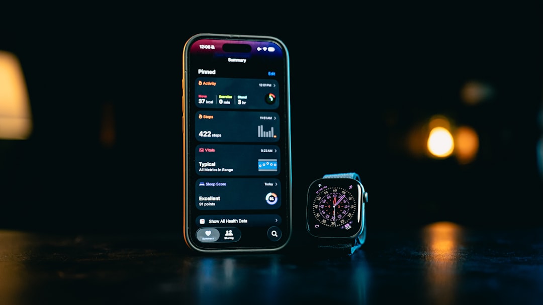 Schlaf Tracker Test mit Smartwatch auf Nachttisch